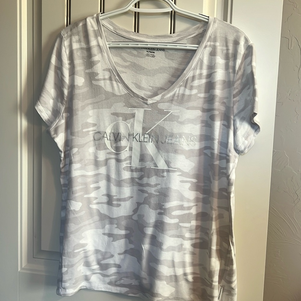 Calvin Klein Top in Great Condotion.  Super Soft!